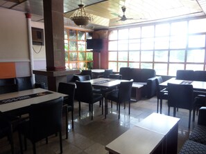 供应早餐、午餐和晚餐,本地与国际菜