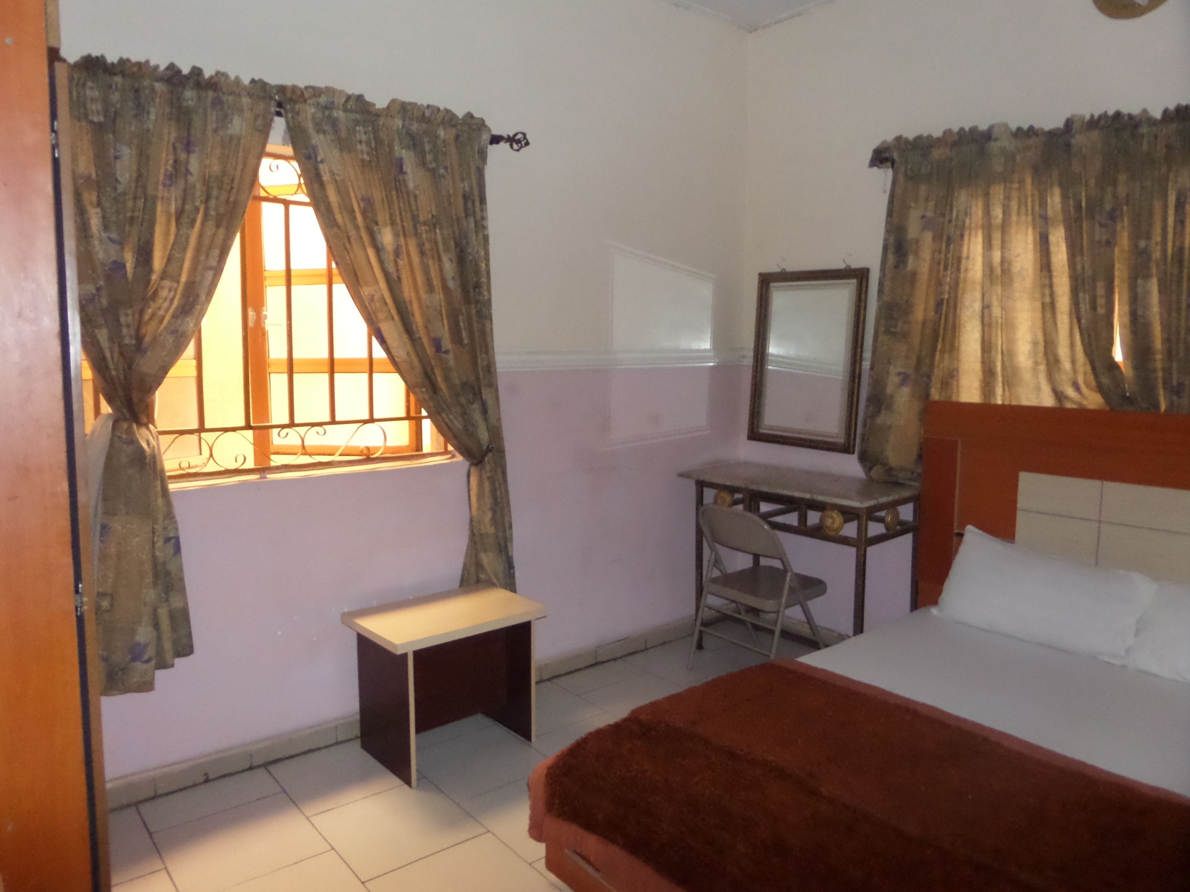 1 bedroom, desk, bed sheets
