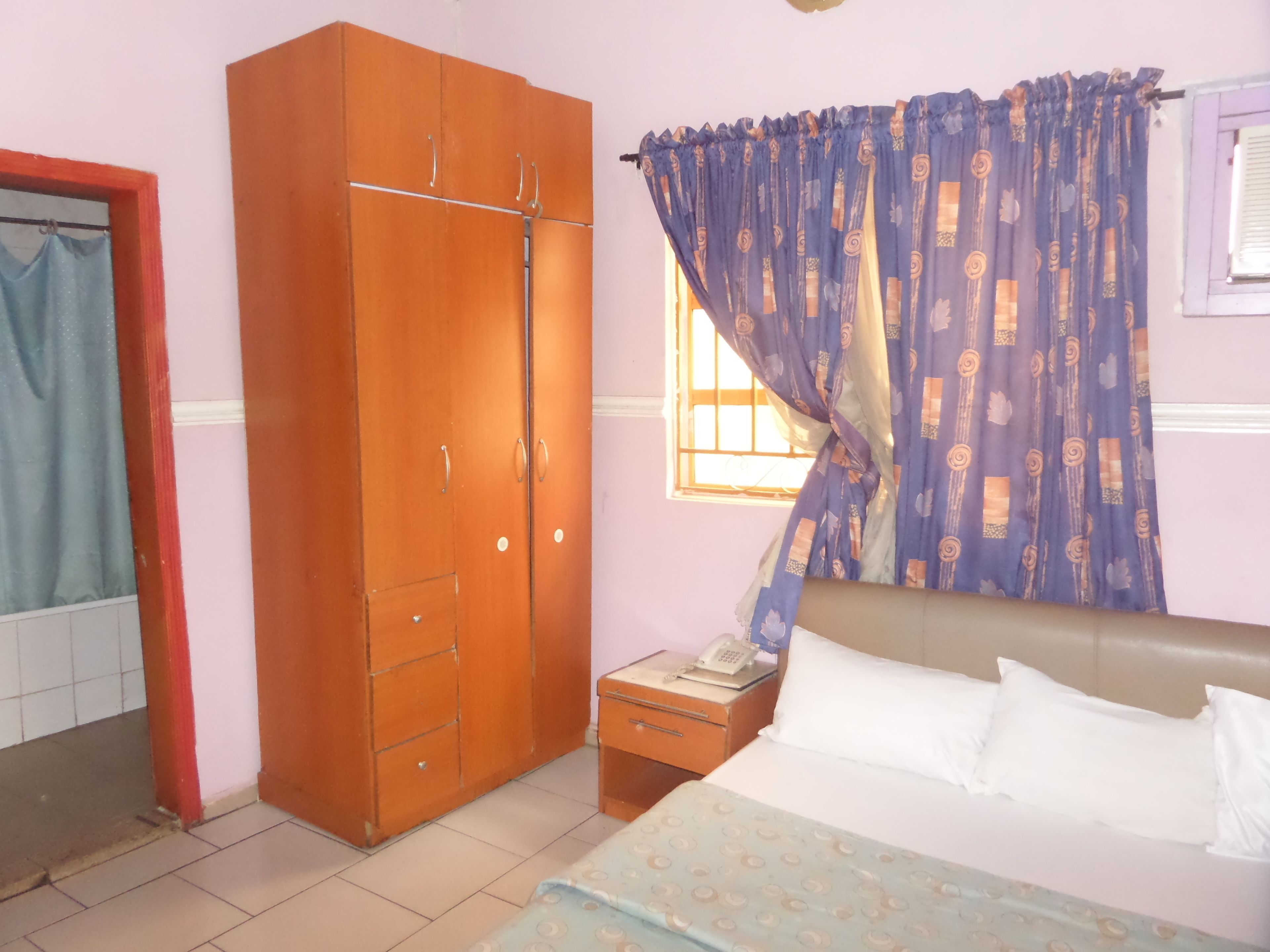 1 bedroom, desk, bed sheets