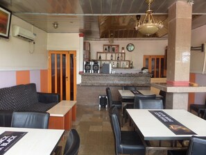 Bar (on property) - Aneio Hotel (Abuja)