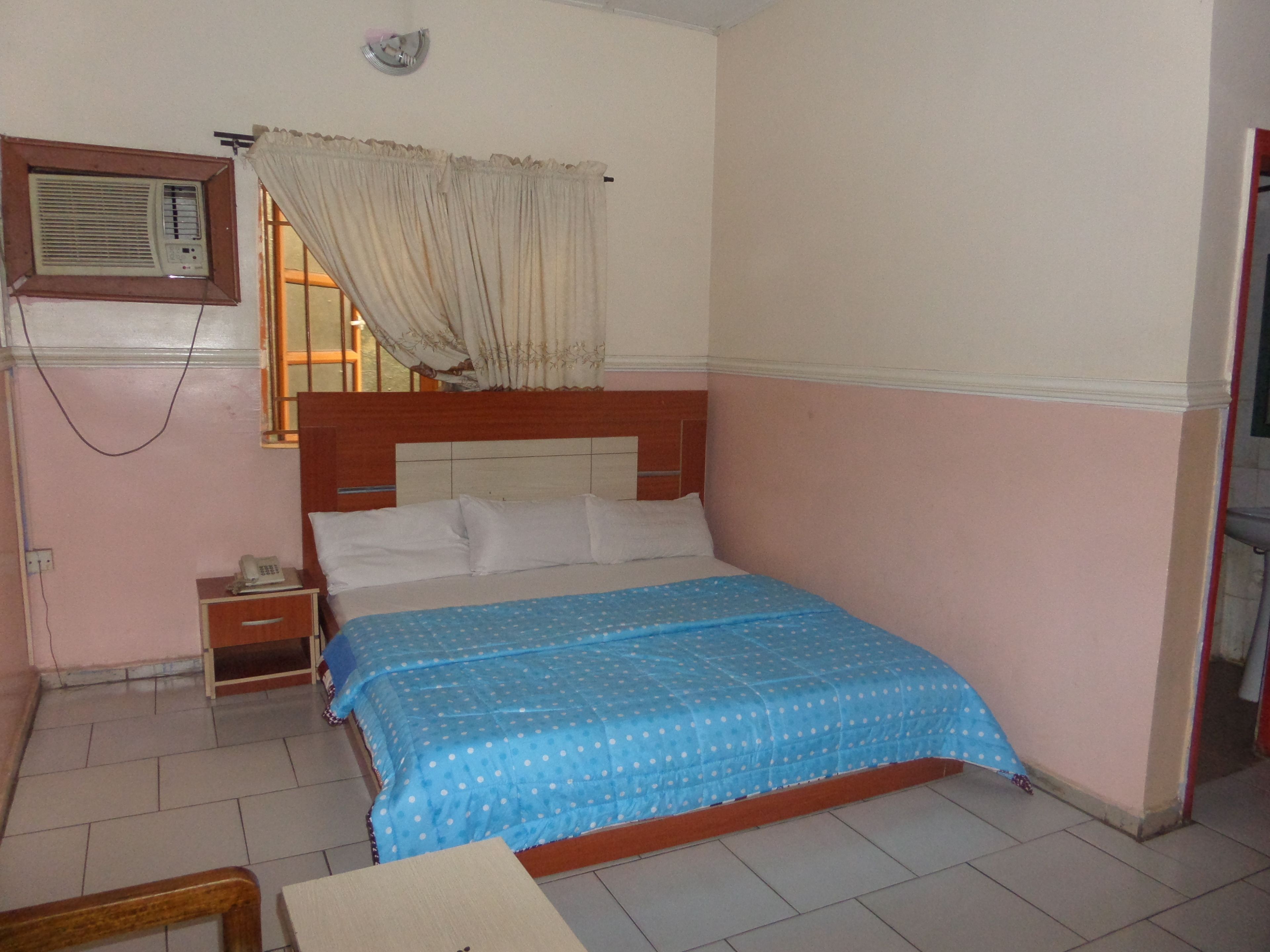 1 bedroom, desk, bed sheets