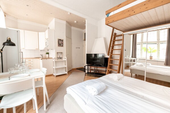 Comfort Studio, 2 Queen Beds, Non Smoking | In-room dining