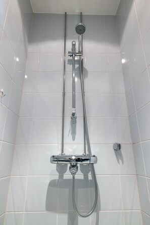Comfort studio, 2 queensize bedden, niet-roken | Badkamer | Een douche, een haardroger, een bidet, handdoeken