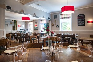 供应午餐和晚餐，意大利菜