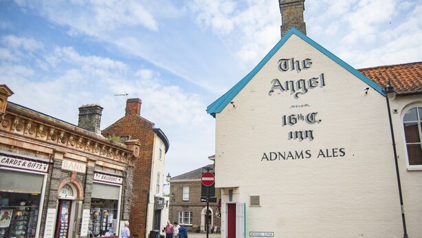 El Angel Inn con un letrero que anuncia cervezas ADNAMS.