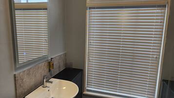 Double Room | Bathroom | Deep soaking tub, free toiletries, hair dryer