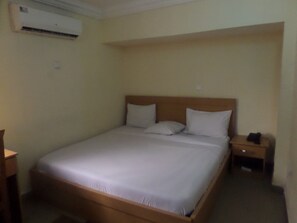 Luxury Room, Non Smoking | Minibar, individually decorated, individually furnished, desk - Avery Hotel (Abuja)