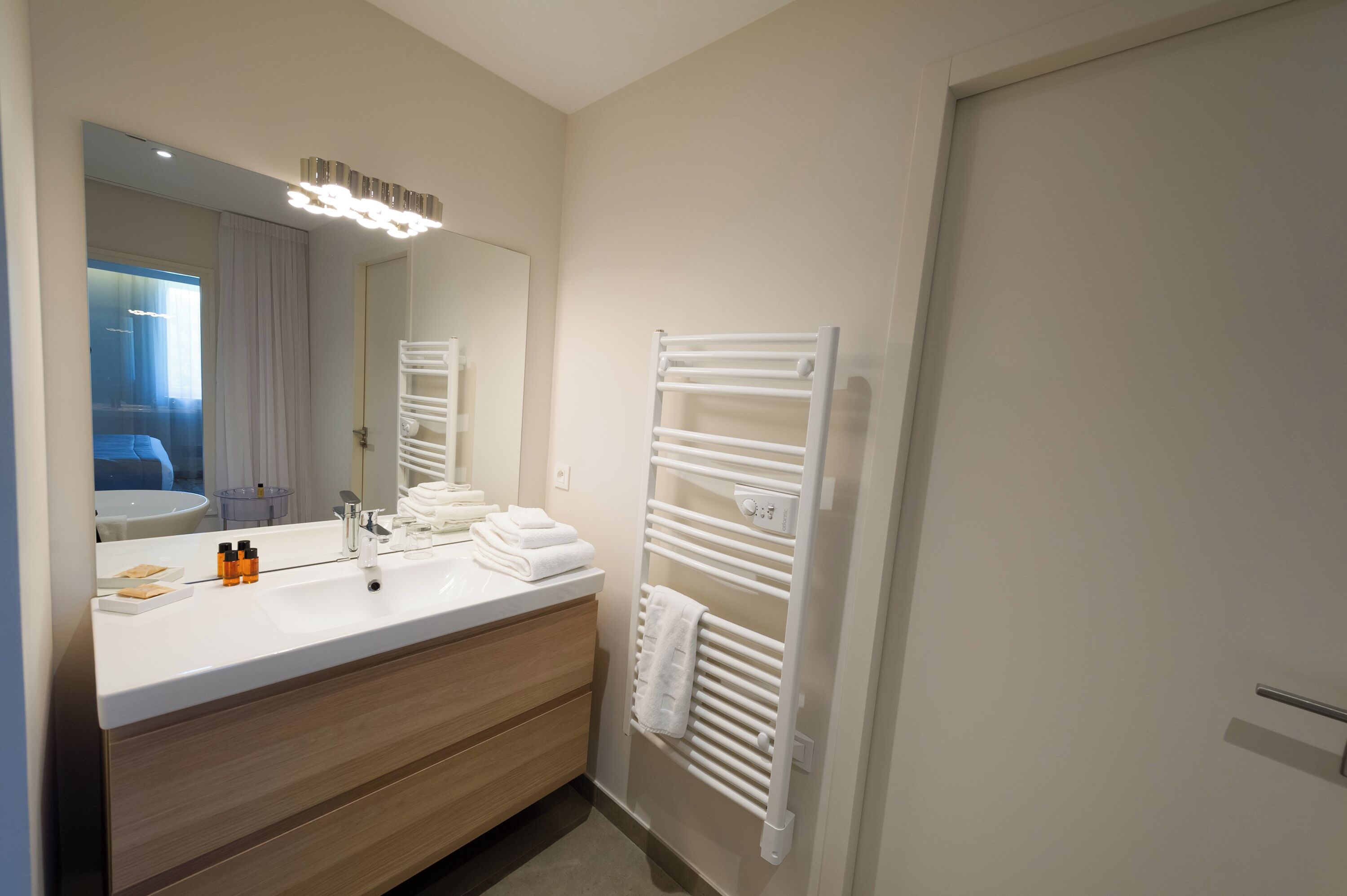 superior double room | bathroom shower