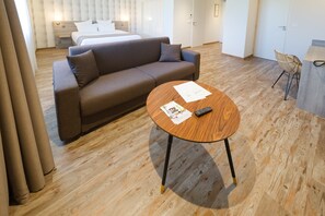 Suite | Living room | LED TV - Hôtel Restaurant La Sorelle (Villette-sur-Ain)