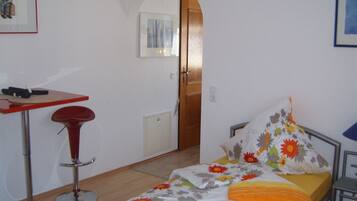 Standard-Apartment, Balkon | Kostenlose Babybetten, kostenlose Zustellbetten, kostenloses WLAN