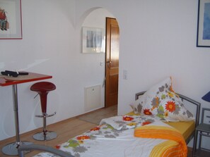 Standard-Apartment, Balkon | Kostenlose Babybetten, kostenlose Zustellbetten, kostenloses WLAN