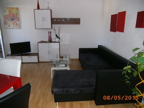 Appartement, 1 chambre, balcon | Salle de séjour | Téléviseur à écran plat