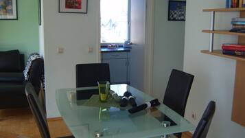 Comfort-Apartment, Balkon | Essbereich im Zimmer