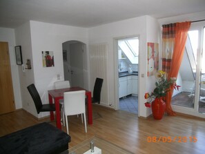 Apartment, 1 Schlafzimmer, Balkon | Essbereich im Zimmer