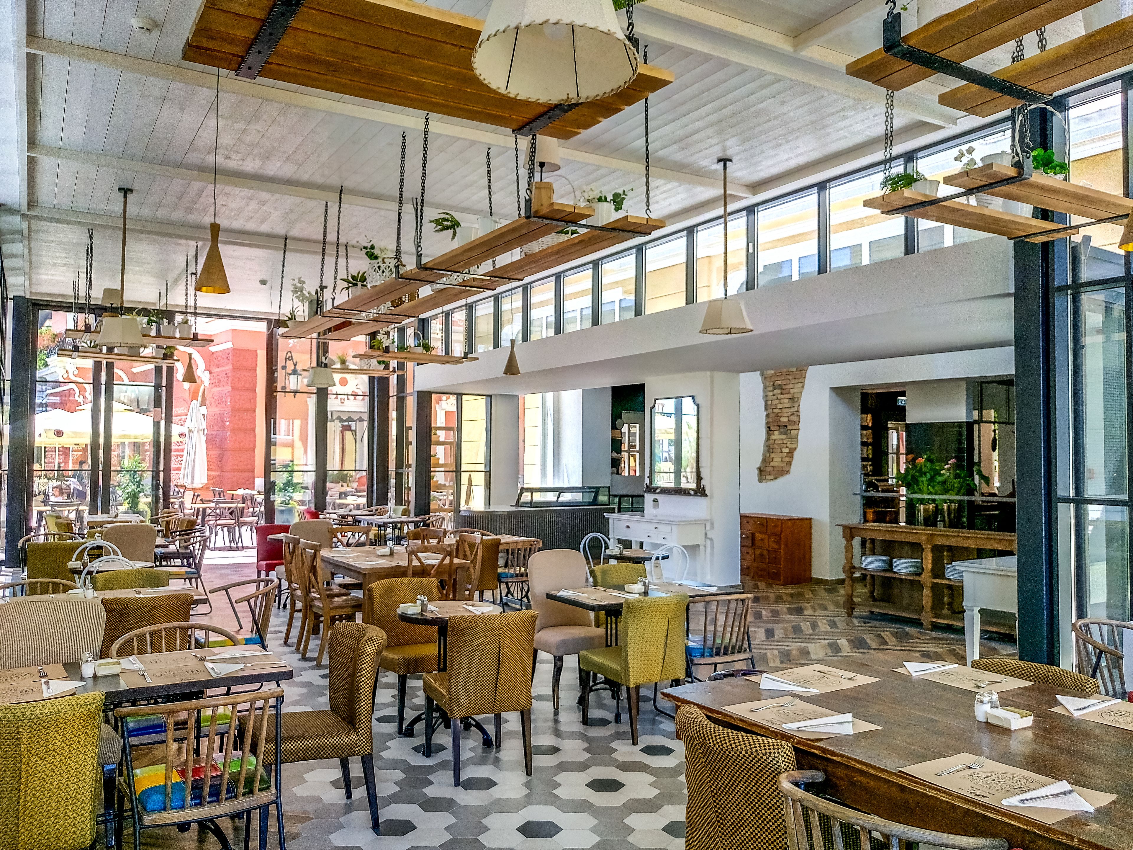 每日供应自助式早餐（每人 EUR 18）