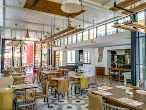 Petit déjeuner buffet (18 EUR par personne)