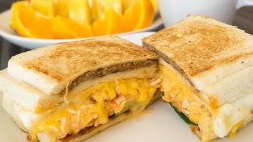 Desayuno continental (TWD 100 por persona)