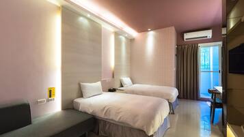 Edredón, escritorio, insonorización y camas extra