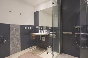 Dusche, Haartrockner, Handtücher