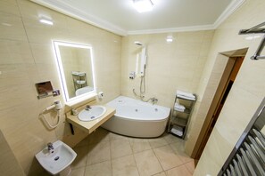 Deluxe Suite | Bathroom | Free toiletries, hair dryer, slippers, towels - Mon Ami Villa (Chisinau)