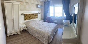 خزنة داخل الغرفة ومكواة/لوح كي وواي فاي مجانًا