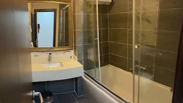 Deluxe Room | Bathroom | Free toiletries, hair dryer, slippers