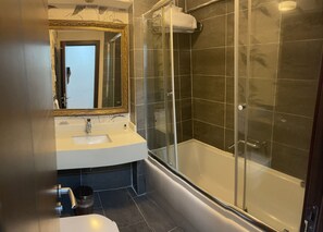 Habitación Deluxe | Baño | Amenidades de baño gratuitas, secadora de cabello, pantuflas 