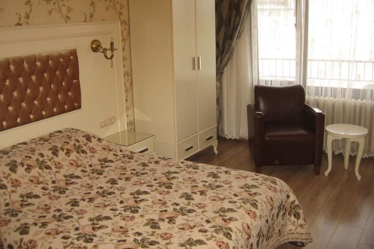 Standaard kamer | Een kluis op de kamer, een strijkplank/strijkijzer, gratis wifi
