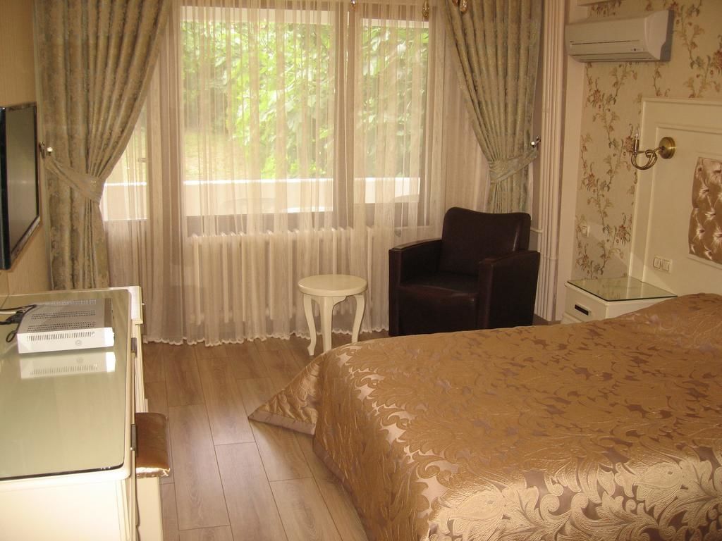 standard room | in-room safe, iron/ironing board, free wifi