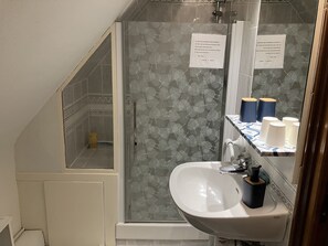 Tweepersoonskamer (Océane) | Badkamer | Een douche, gratis toiletartikelen, een haardroger, handdoeken
