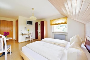 Desk, blackout curtains, cots/infant beds, rollaway beds - Hotel Gasthof Roessle (Rottenburg)