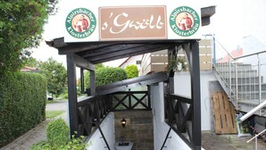 Un escalier menant à un bâtiment sur lequel on peut lire l’inscription « Alpersbacher Kloisterbrau ».