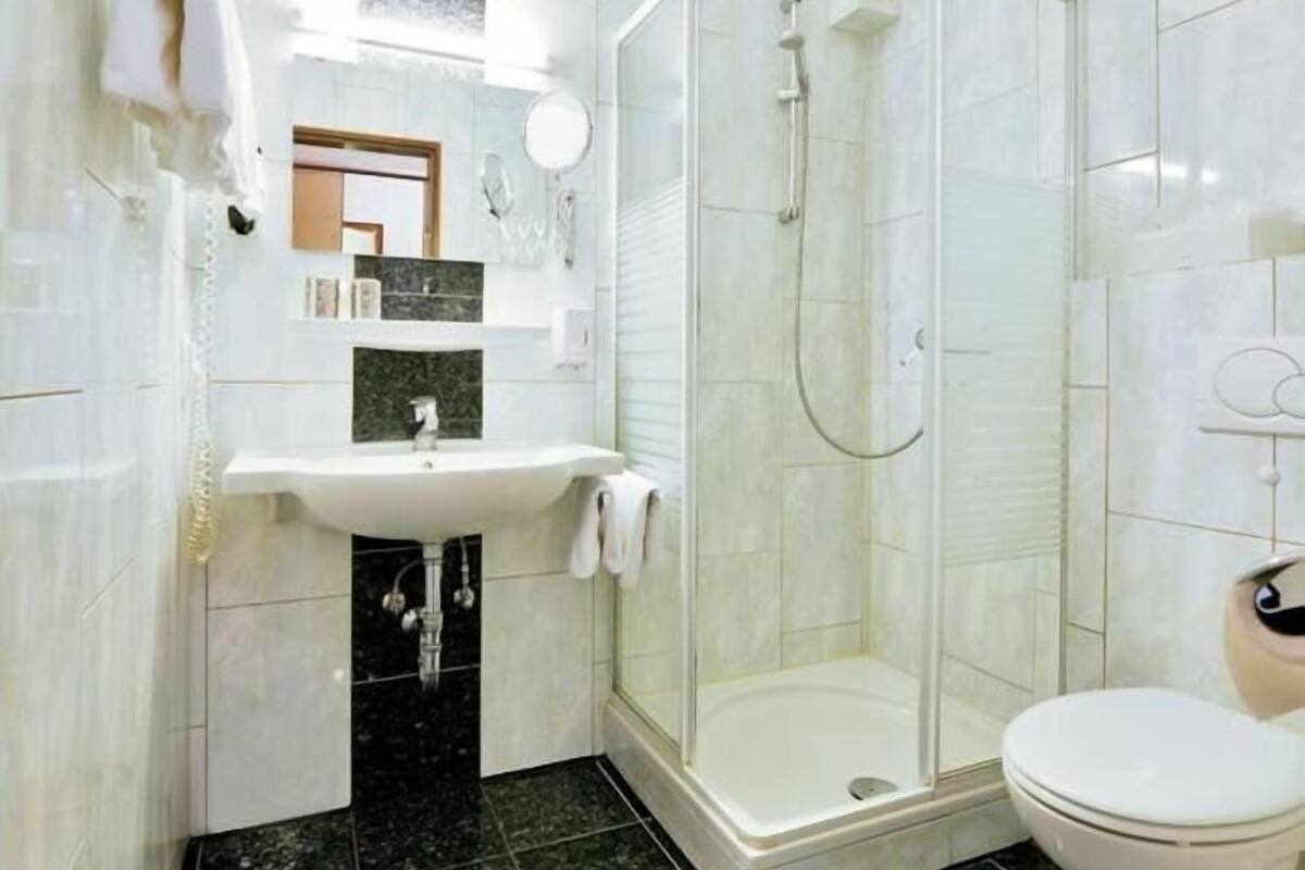 shower, free toiletries, hair dryer, towels