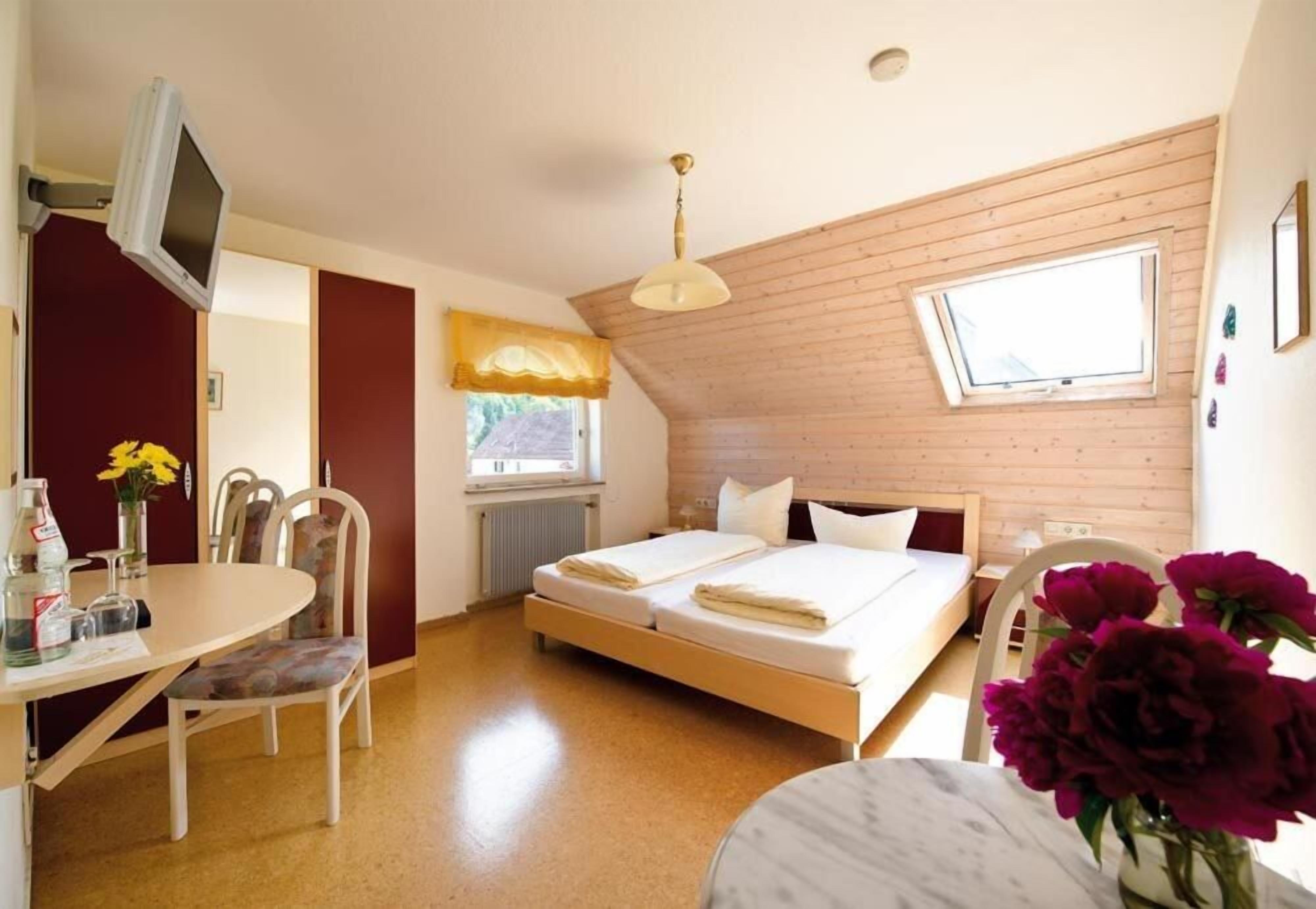 desk, blackout curtains, cots/infant beds, rollaway beds