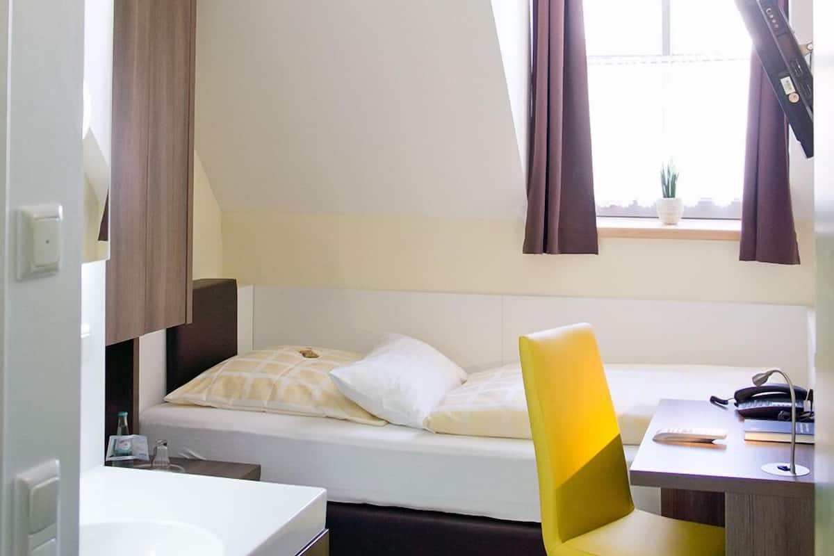 Single Room | In-room safe, individually furnished, desk, laptop workspace