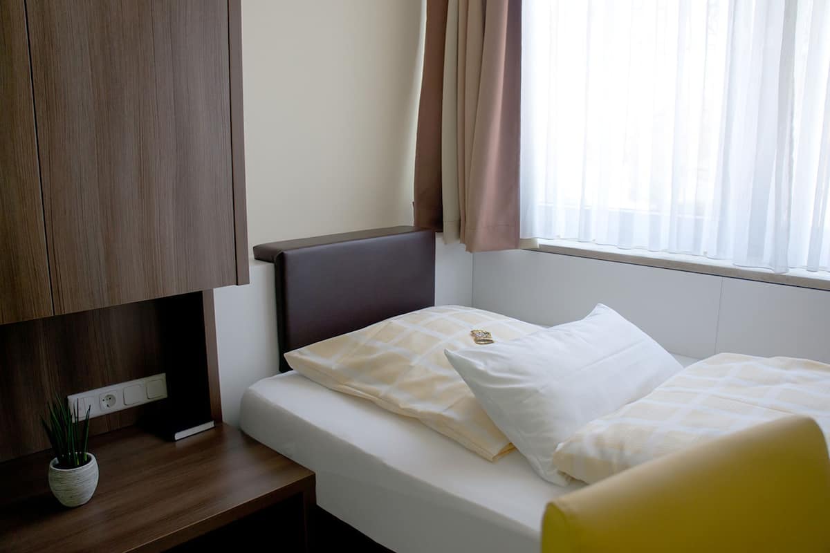 Caja de seguridad en la habitación, muebles diferentes y escritorio