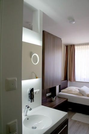 Habitación individual | Caja de seguridad en la habitación, muebles diferentes y escritorio 