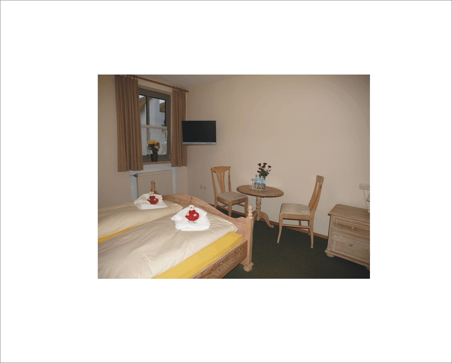 triple room | in-room safe, individually furnished, desk, laptop workspace