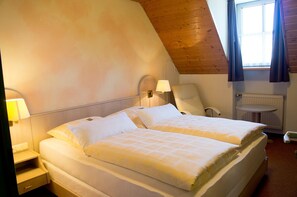 Triple Room | In-room safe, individually furnished, desk, laptop workspace - Hotel-Restaurant Kastanienhof Lauingen (Lauingen)