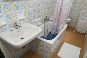 Appartement | Badkamer | Een bad, gratis toiletartikelen, een haardroger, een bidet