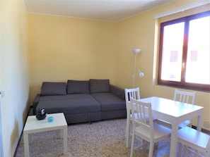 Apartment | Living area | 32-inch flat-screen TV with cable channels, TV, computer - Casa Arcobaleno (Lesa)