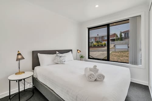 Superior Apartment, 2 Bedrooms, Kitchen, Mountain View