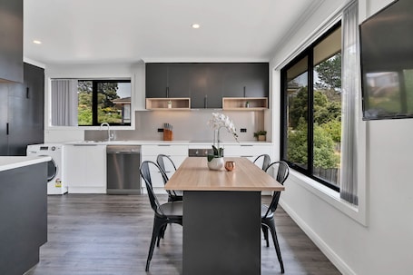 Superior Apartment, 2 Bedrooms, Kitchen, Mountain View | Private kitchen | Full-size fridge, microwave, oven, stovetop