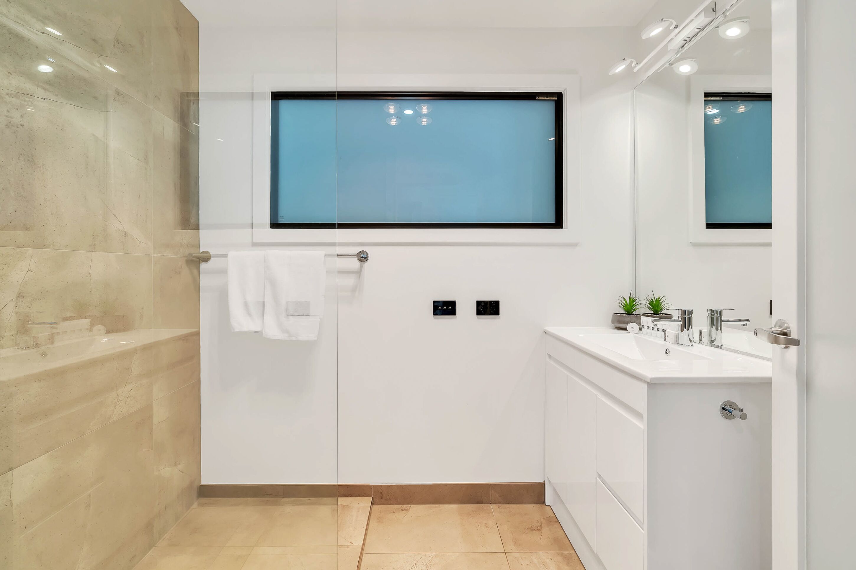 Superior-lejlighed - 2 soveværelser - køkken - bjergudsigt | Badeværelse | Bruser, brusehoved med spredningseffekt, gratis toiletartikler