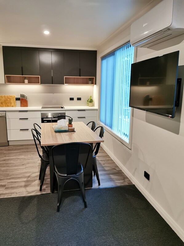 Superior Apartment, 2 Bedrooms, Kitchen, Mountain View | Private kitchen