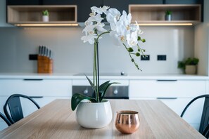 Superior Apartment, 2 Bedrooms, Kitchen, Mountain View | In-room dining