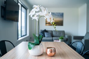 Superior Apartment, 2 Bedrooms, Kitchen, Mountain View | Living area