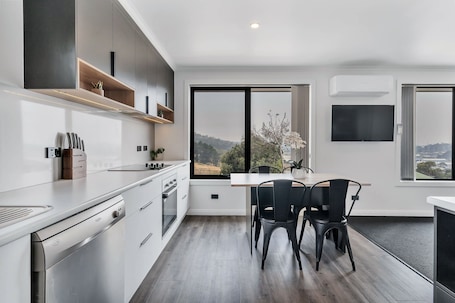 Superior Apartment, 2 Bedrooms, Kitchen, Mountain View | Private kitchen. Youngtown Executive Apartments