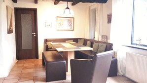 Comfort Condo, 3 Bedrooms, Non Smoking, Garden View | In-room dining - Atelierwohnung Friesenhaus Franke (Butjadingen)