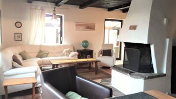 Condo tiện nghi đơn giản, 3 phòng ngủ, không hút thuốc, quang cảnh vườn | Phòng khách | TV màn hình phẳng, lò sưởi